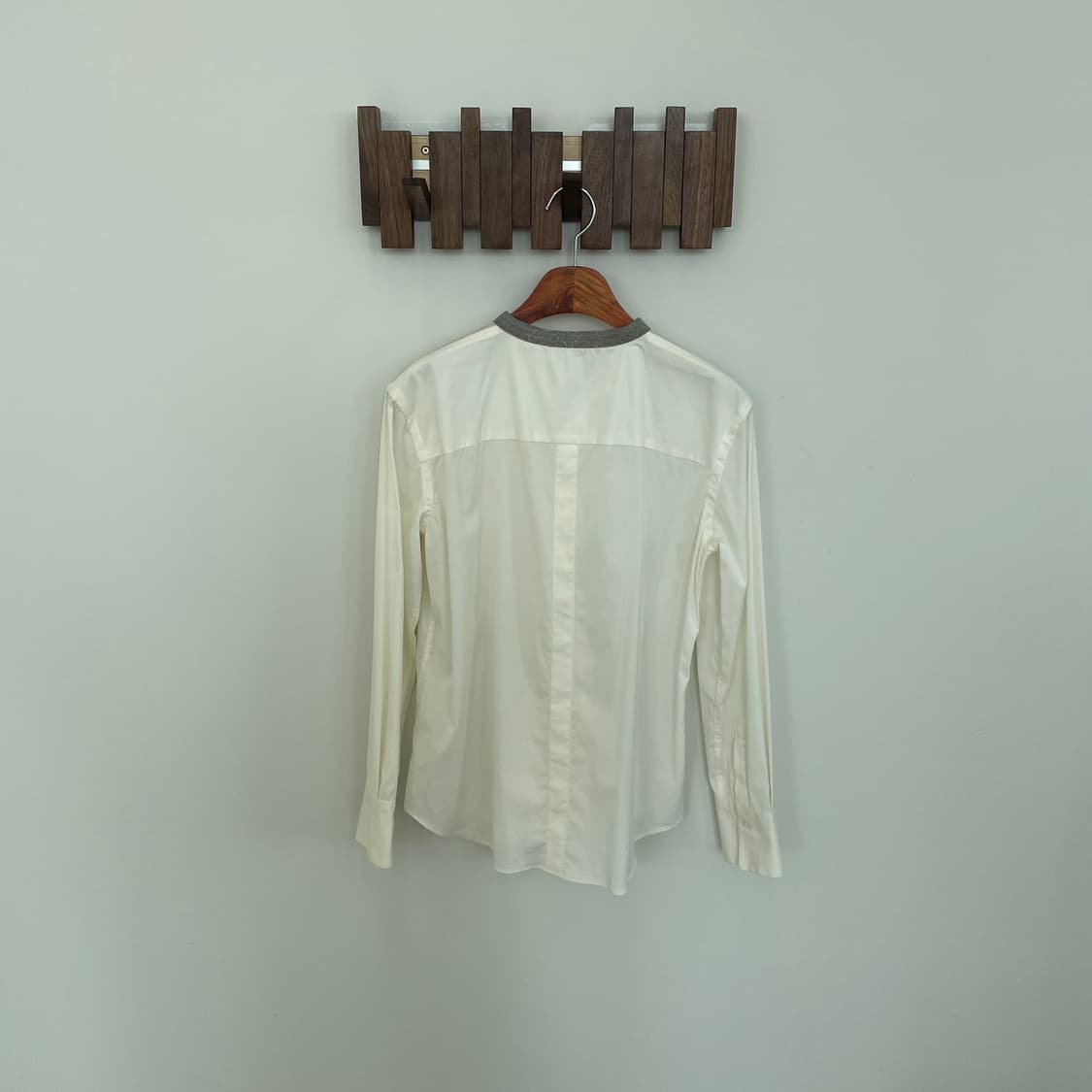 브루넬로 쿠치넬리 히든 버튼 논카라 셔츠 상품이미지2