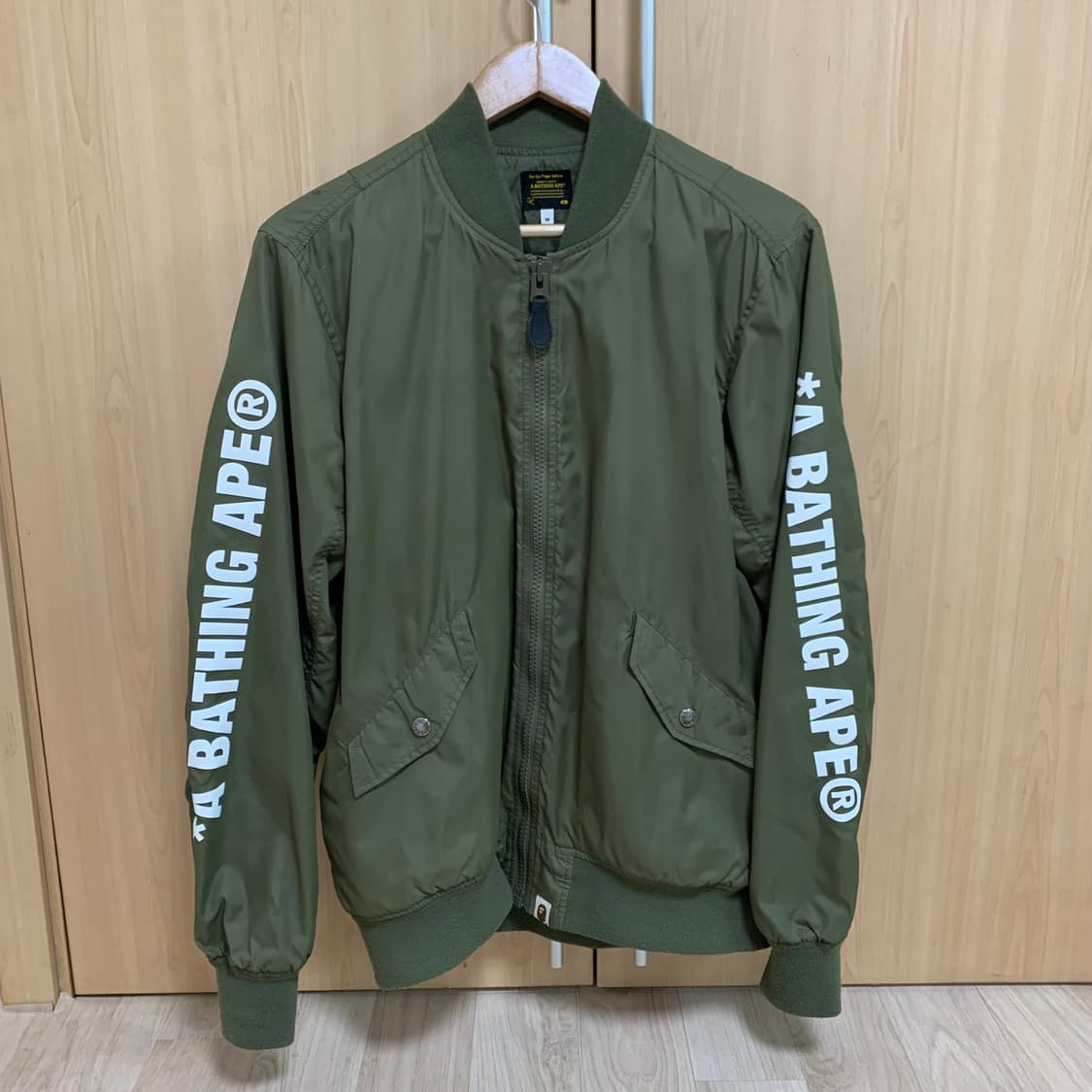 베이프 암 레터링 MA-1 봄버 자켓 카키 상품이미지1