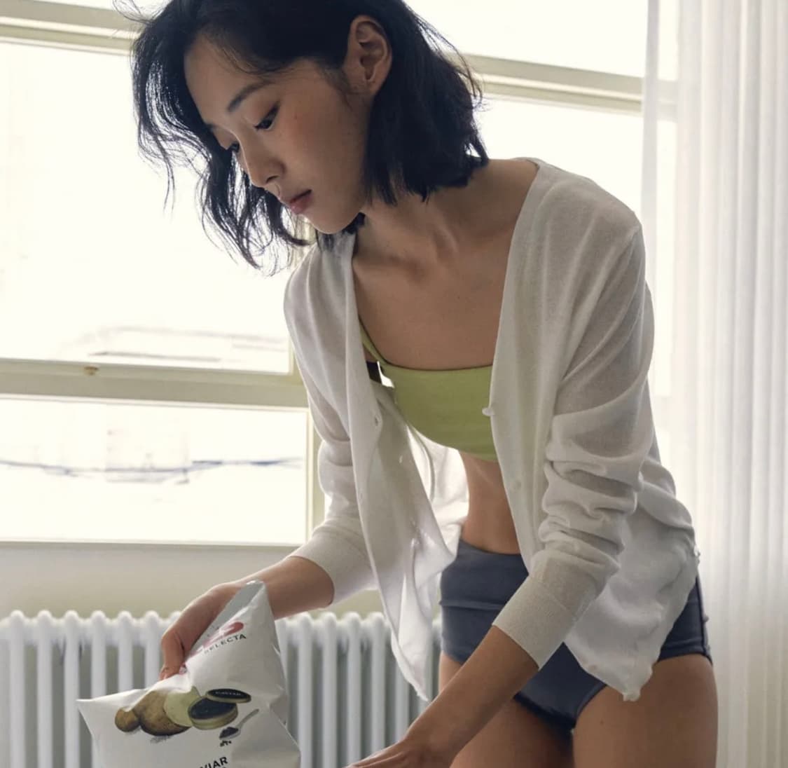 [택있는새상품] 로에일 사이드 버튼 시스루 브이넥 가디건 (화이트) 상품이미지1