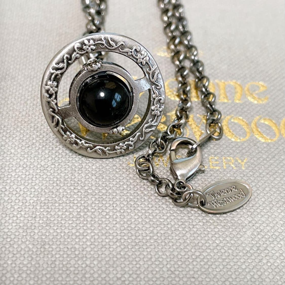 비비안웨스트우드 황동 블랙 원석 orb 팬던트 목걸이 상품이미지2