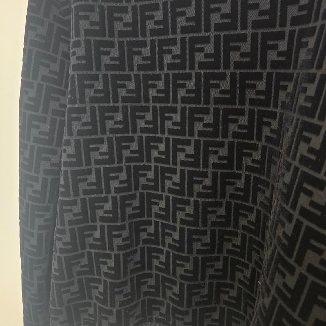 [중고/정품] 펜디 FF 패턴 벨벳 맨투맨 S 상품이미지3