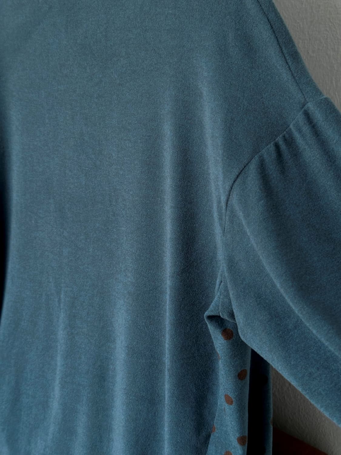 Stretched fabric panel design mock neck  상품이미지5