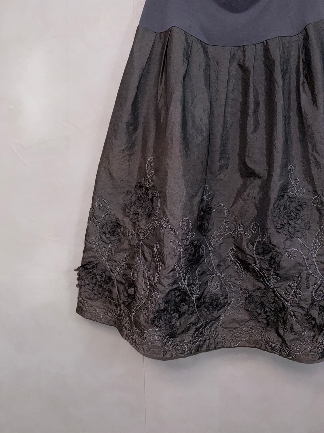 Charcoal satin flower embroidered skirt 상품이미지2