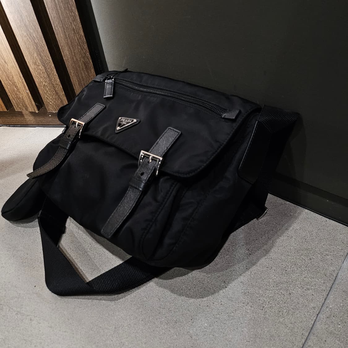 프라다 리나일론 레더 스트랩 삼각로고 플랩 메신저 백 상품이미지5
