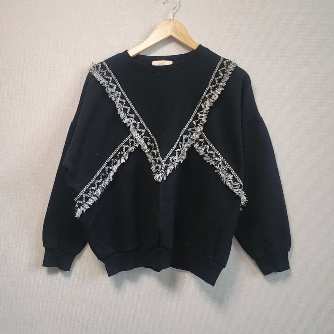 [Free] 이앤씨 Enc 프린지 장식 기모 맨투맨 상품이미지1