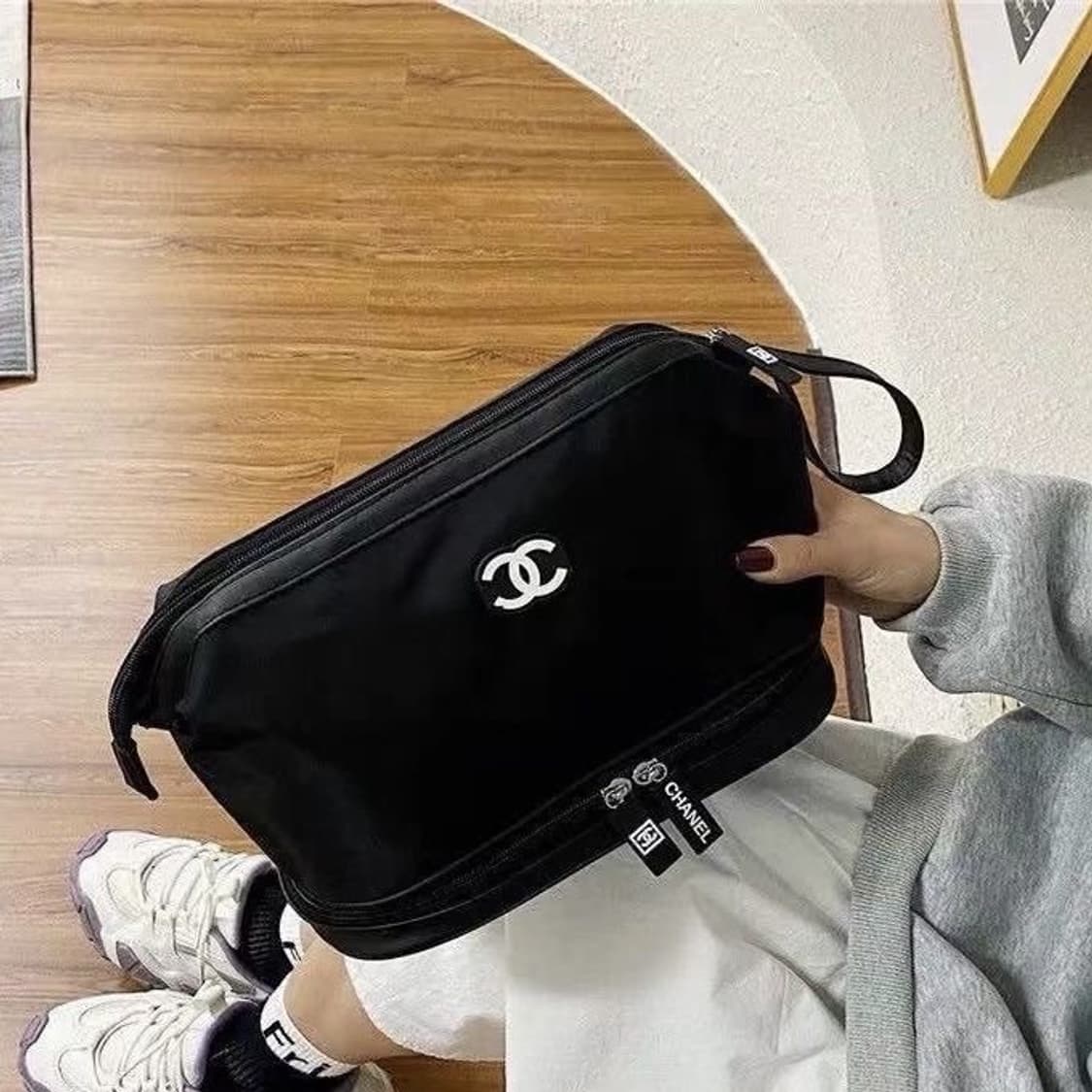 샤넬뷰티 화이트 로고 빅 파우치 클러치 블랙  상품이미지2