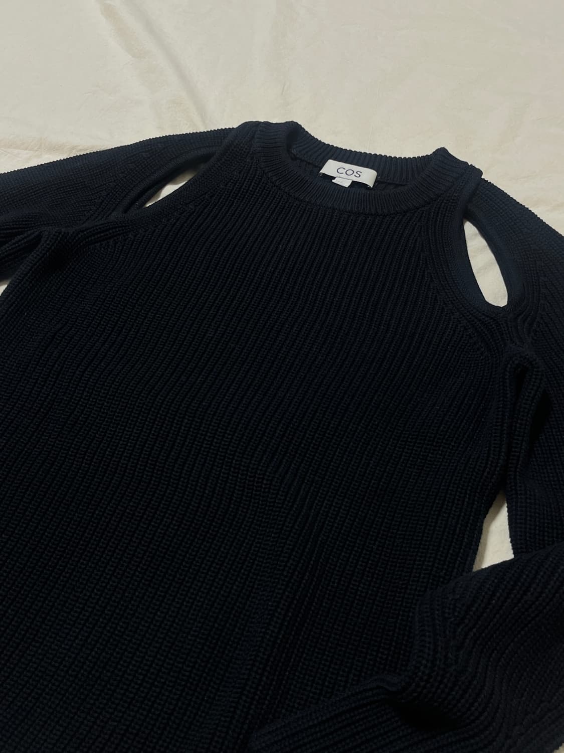 Cos 코스 컷아웃 니트 탑 상품이미지4