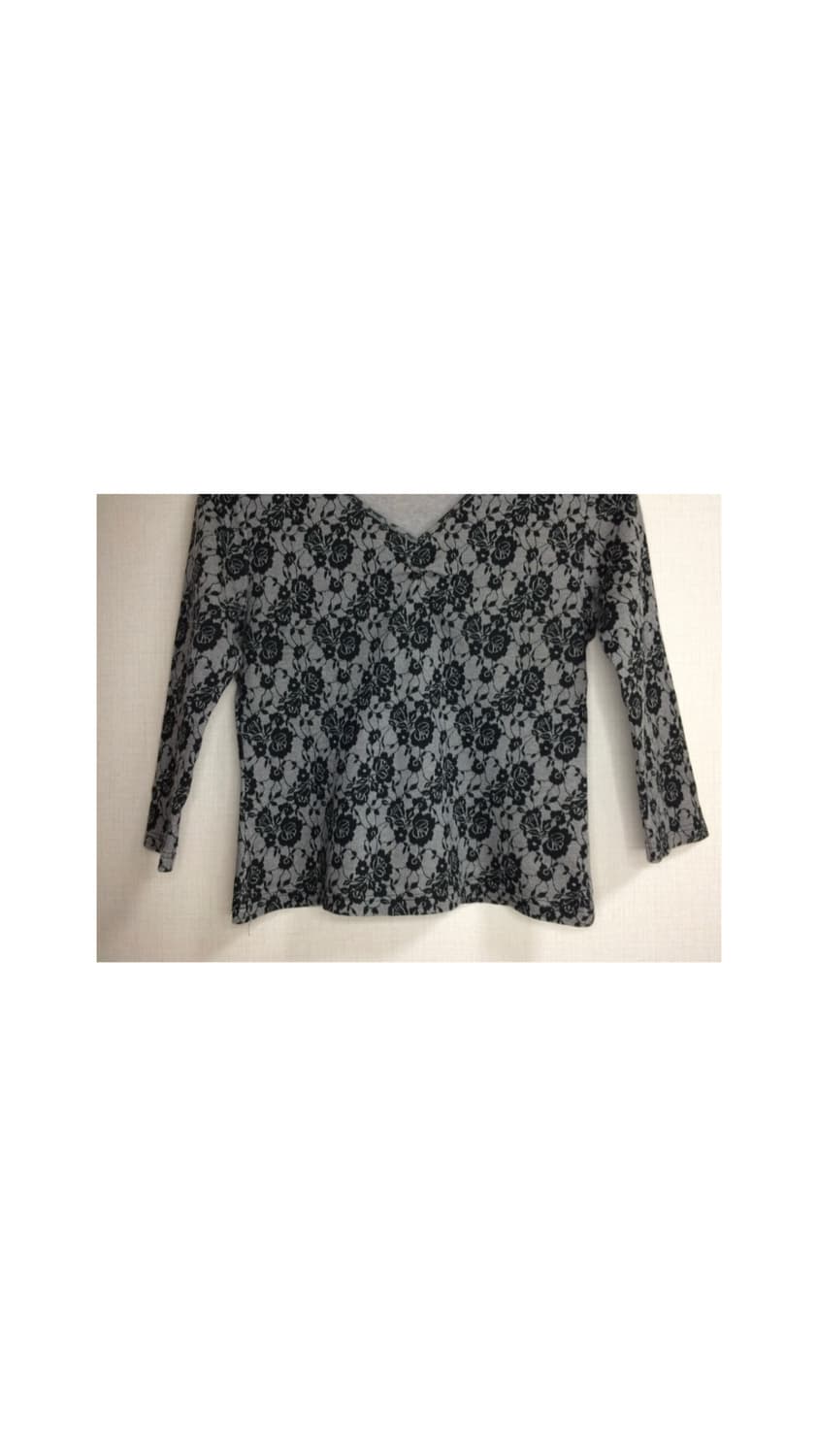 빈티지 블랙 플라워 브이넥 셔링 티셔츠 상품이미지3