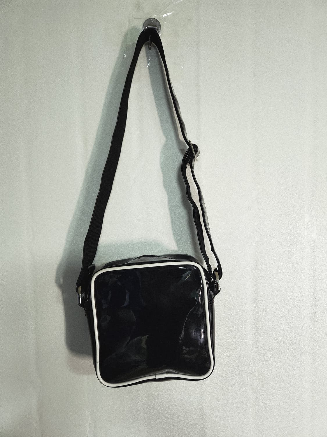 키르시 유광 블랙 크로스백 20*20 상품이미지2