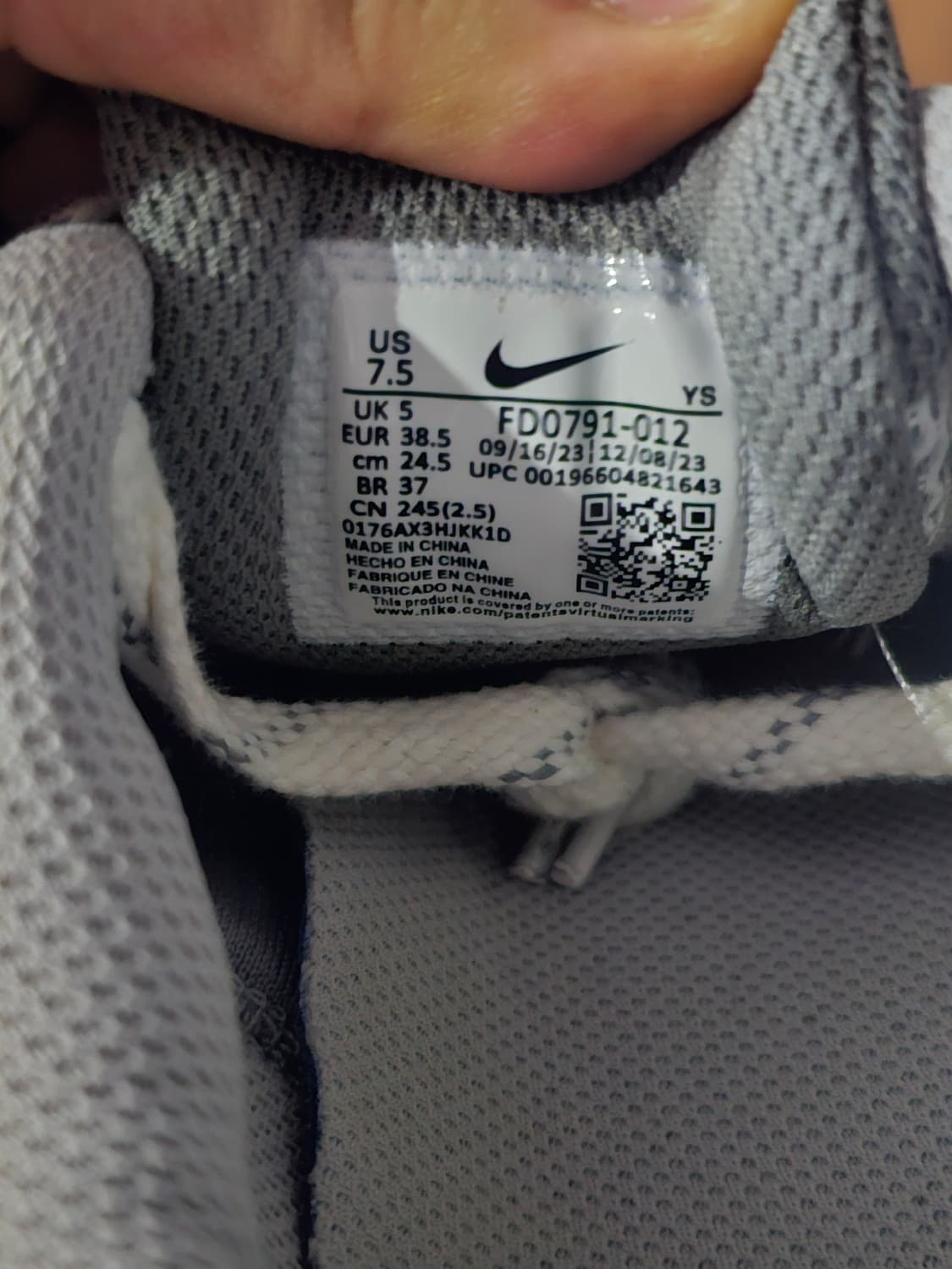 (새제품)나이키 보메로5 그레이 245 상품이미지4