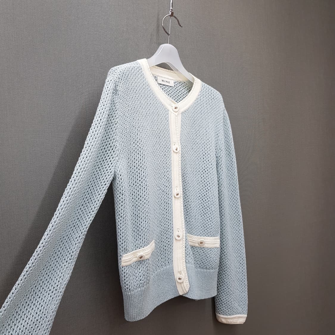한섬 마인  MINE 펀칭 배색 버튼 가디건 F사이즈 상품이미지3