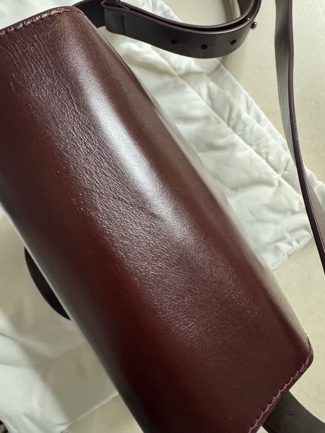 르메르 카메라백 베지터블 탠 레더 체리 마호가니 미듐 사이즈 상품이미지5