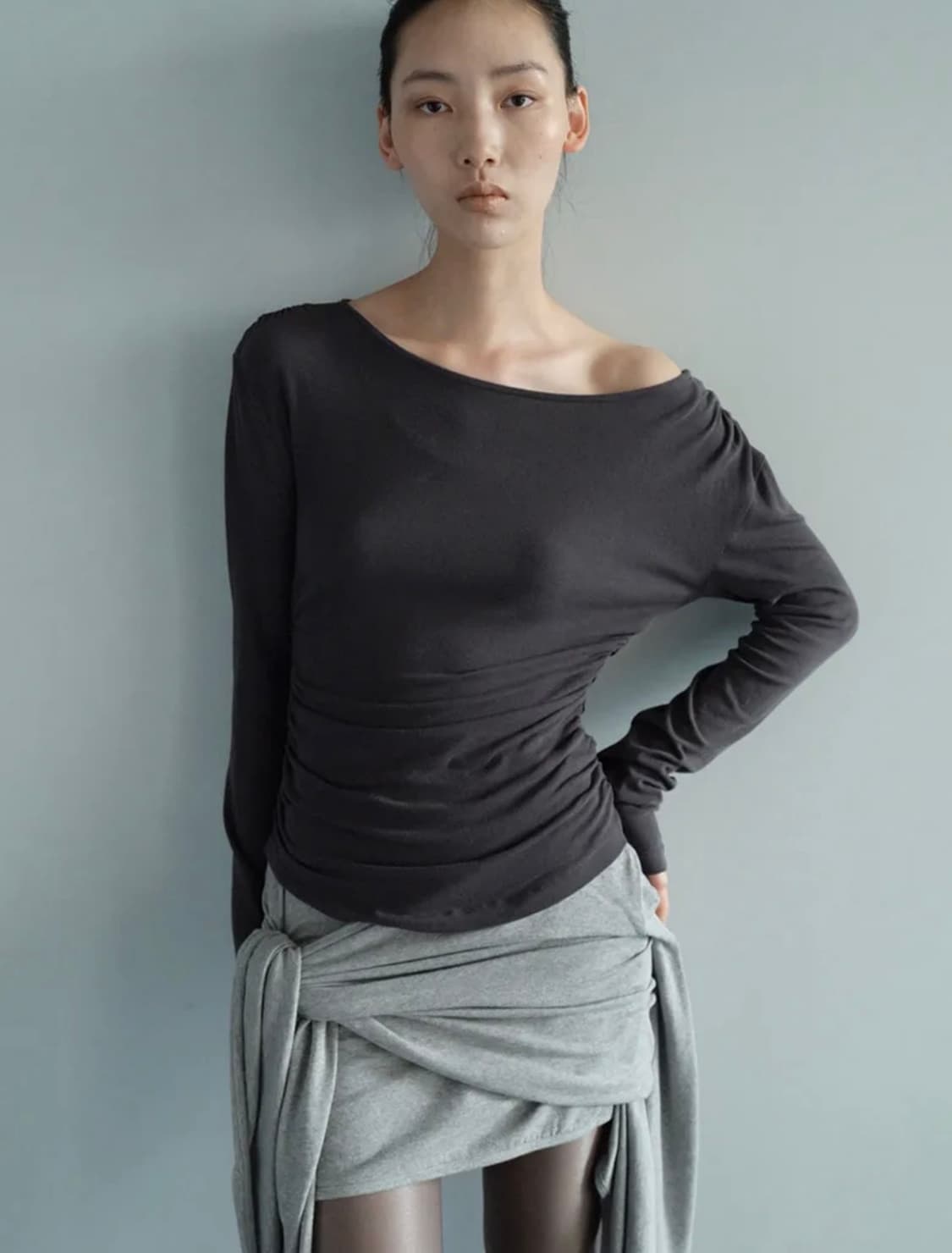 세릭 스트링 보트넥 탑 차콜 상품이미지2