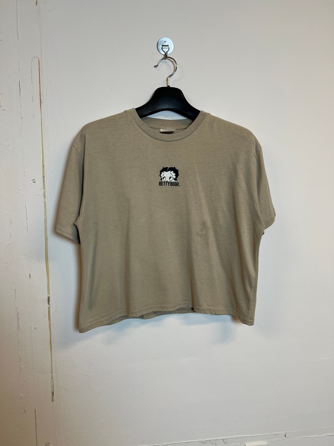 T084 BETTYBOOP 베이지 자수디테일 크롭 반팔티셔츠 FREE 상품이미지1