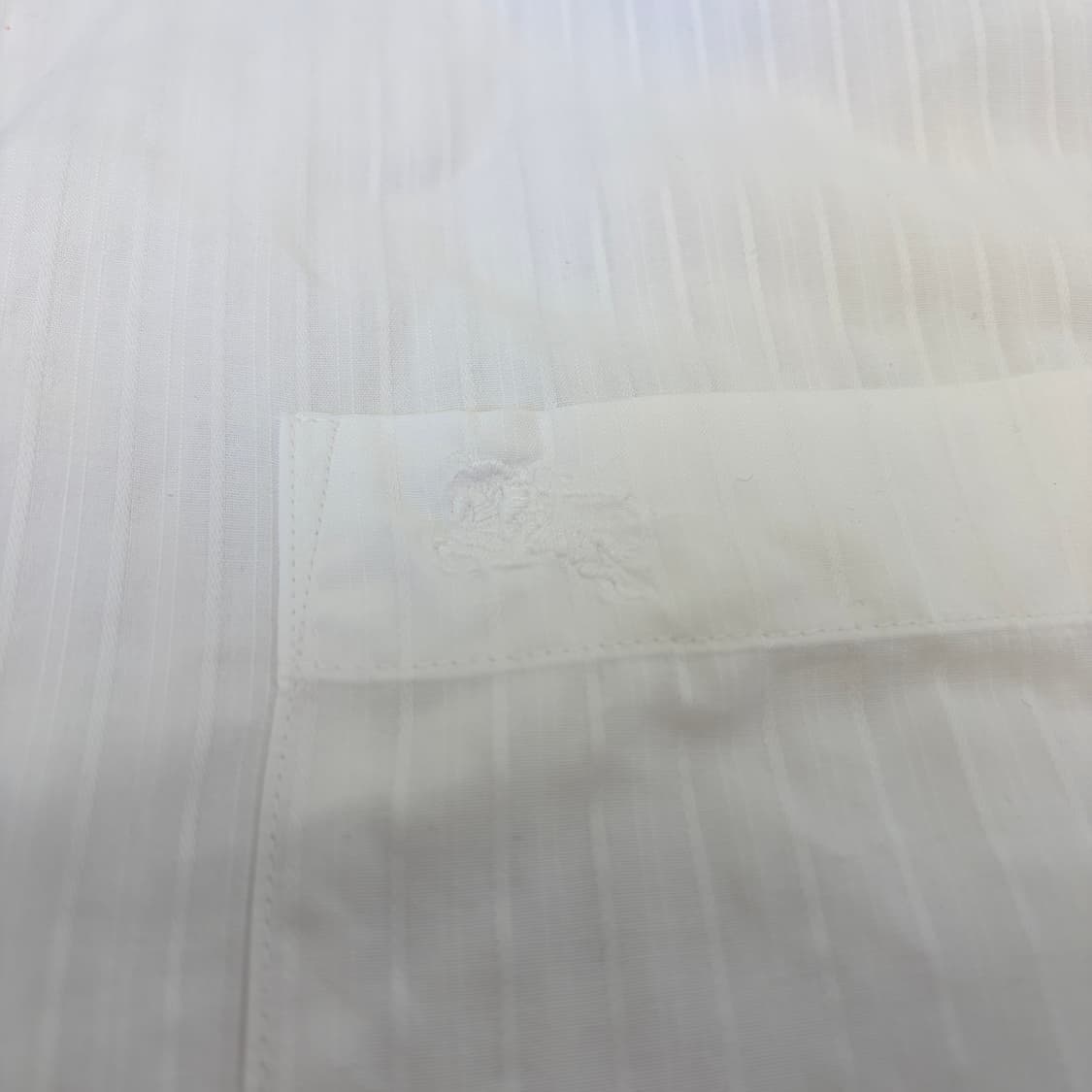 S)일본판 버버리 런던 화이트 스트라이프 포켓자수 오버핏 셔츠 상품이미지3