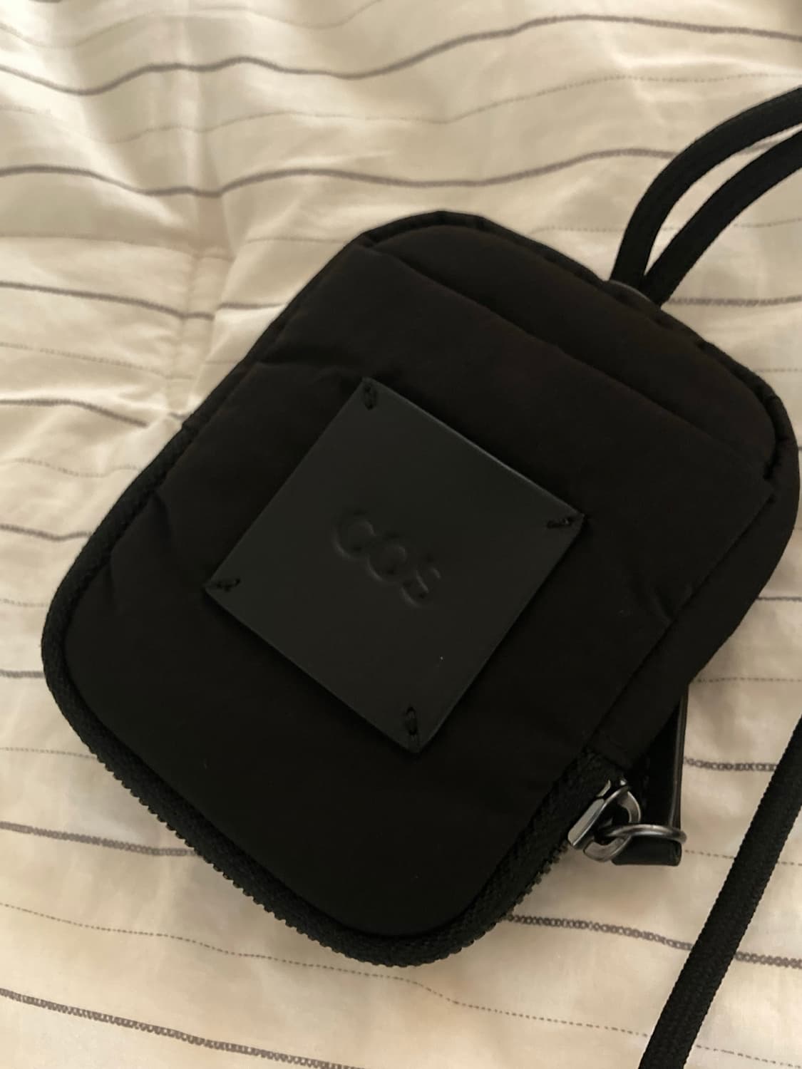 코스 미니 크로스바디 파우치 (블랙) 판매해요! 상품이미지2