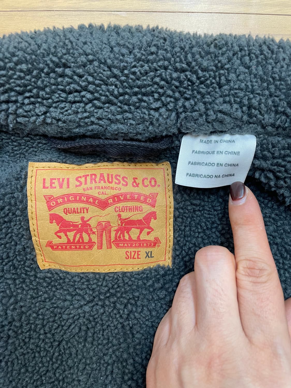 리바이스 블랙 쉐르파 트러커 자켓 XL사이즈 판매합니다. 블랙 색상이라  상품이미지4