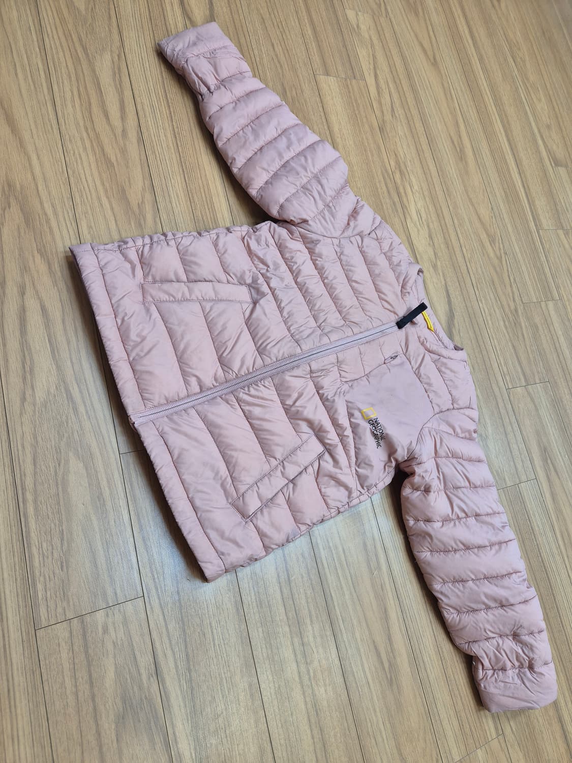 내셔널지오그래픽 키즈 핑크 경량 패딩 120사이즈입니다. 얇고 가벼워서  상품이미지1