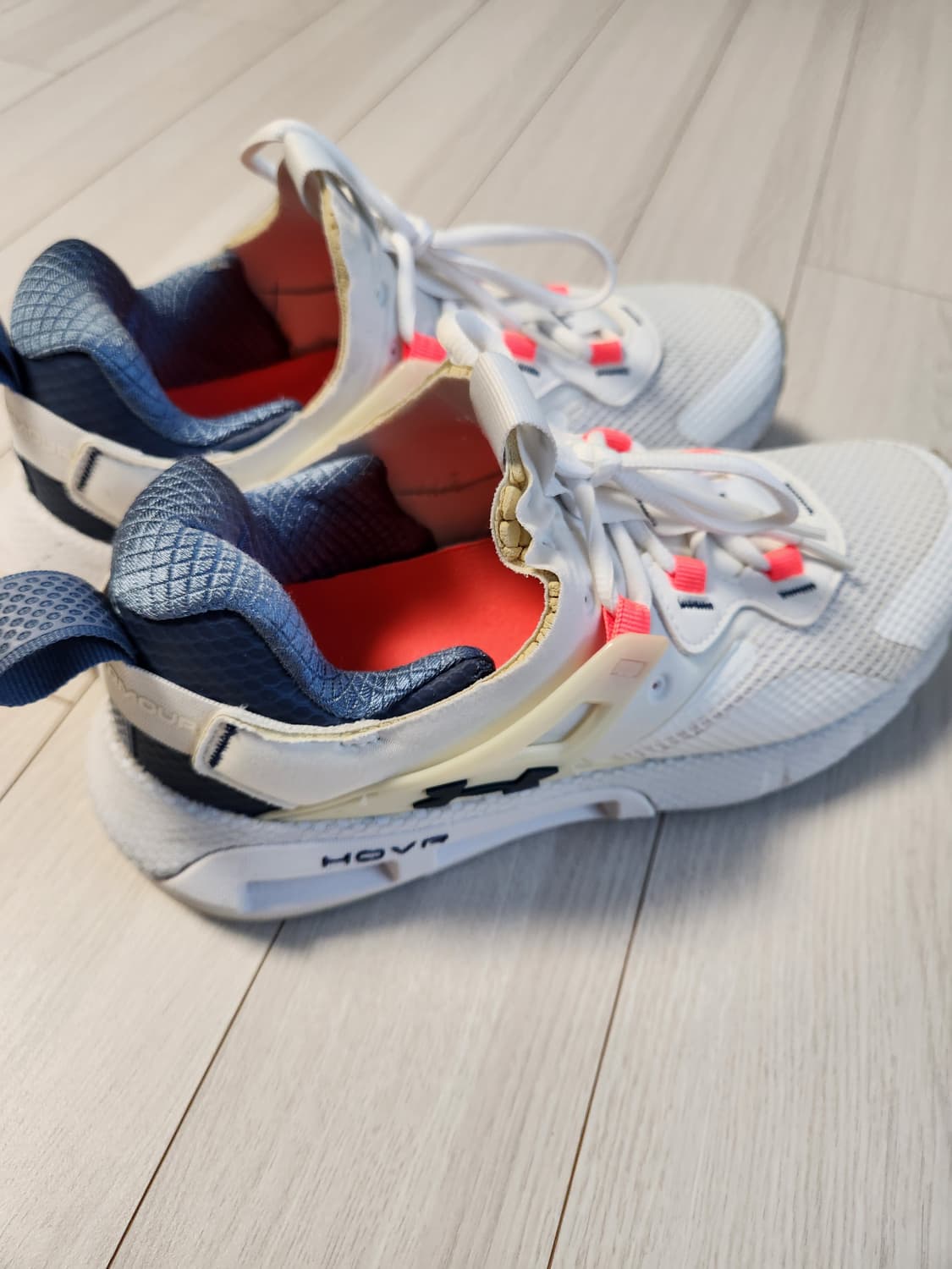 언더아머 운동화 HOVR 메가 MVMNT 신발_T 3023594-104  상품이미지4