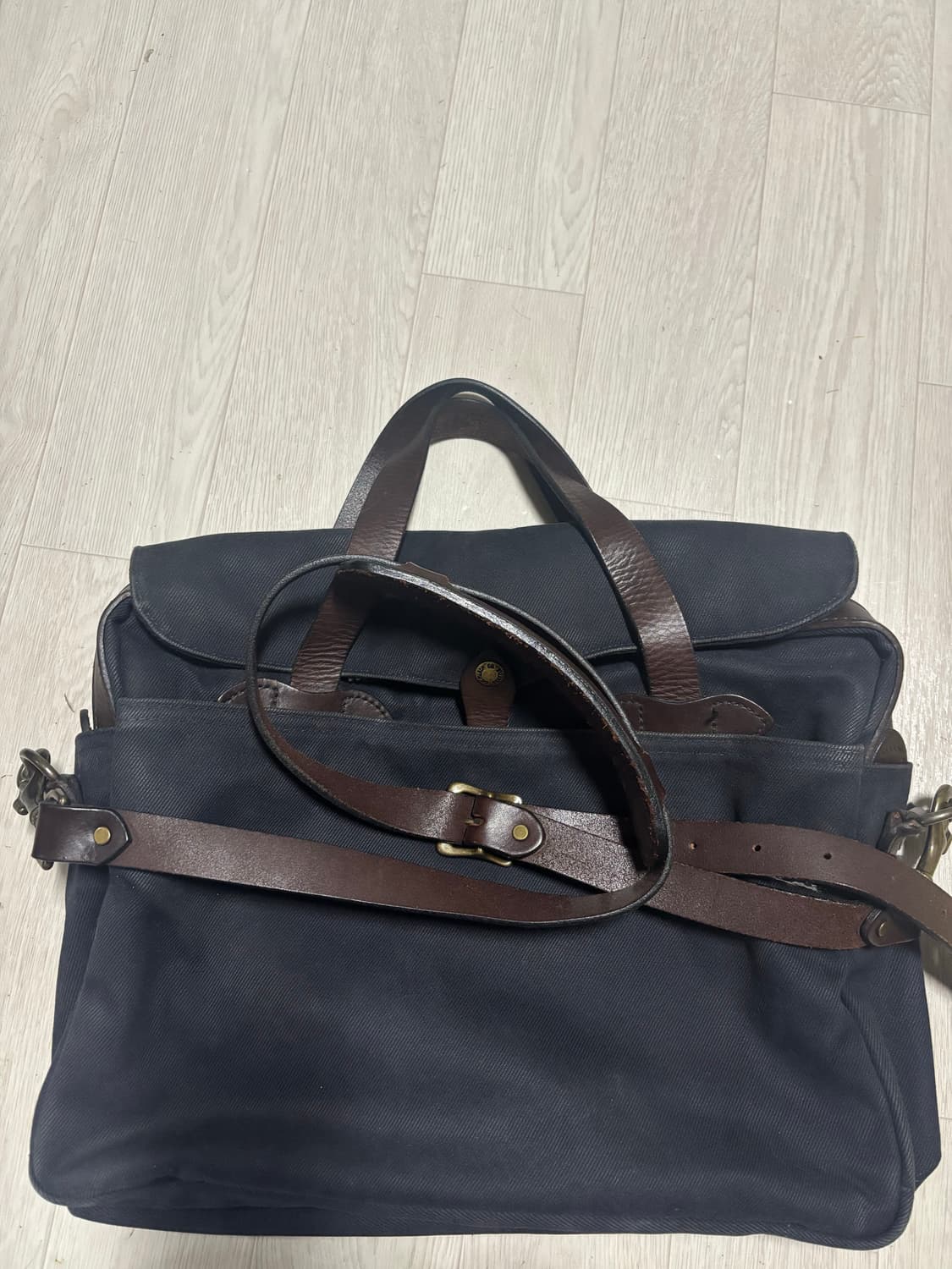 필슨256 네이비 브리프케이스 팝니다. 상품이미지1