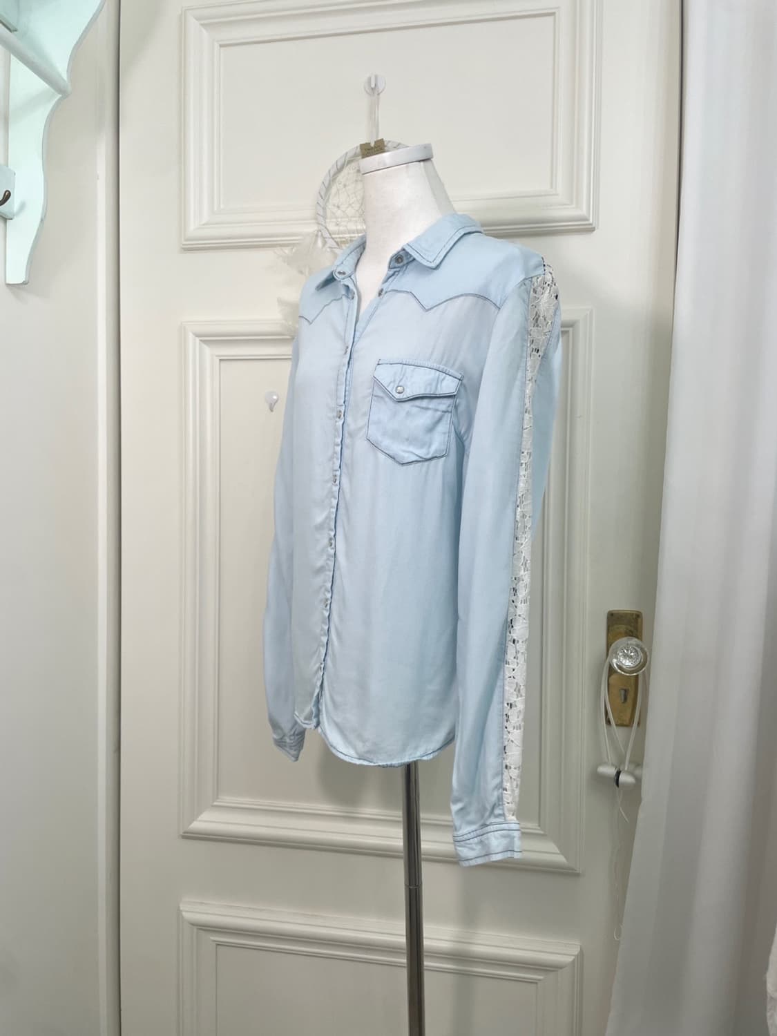 sky blue denim lace trim shirt 상품이미지2