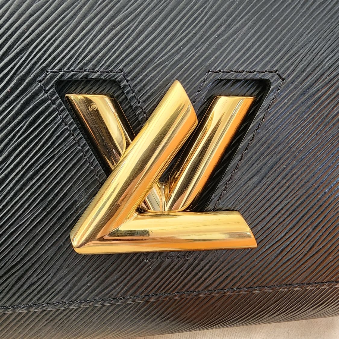 초민트급 루이비통 트위스트 MM 블랙 금장 상품이미지2