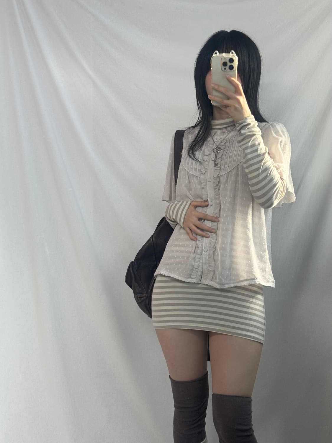 프릴 음각 도트 패턴 레이스 디테일 페일 핑크 블라우스 상품이미지3