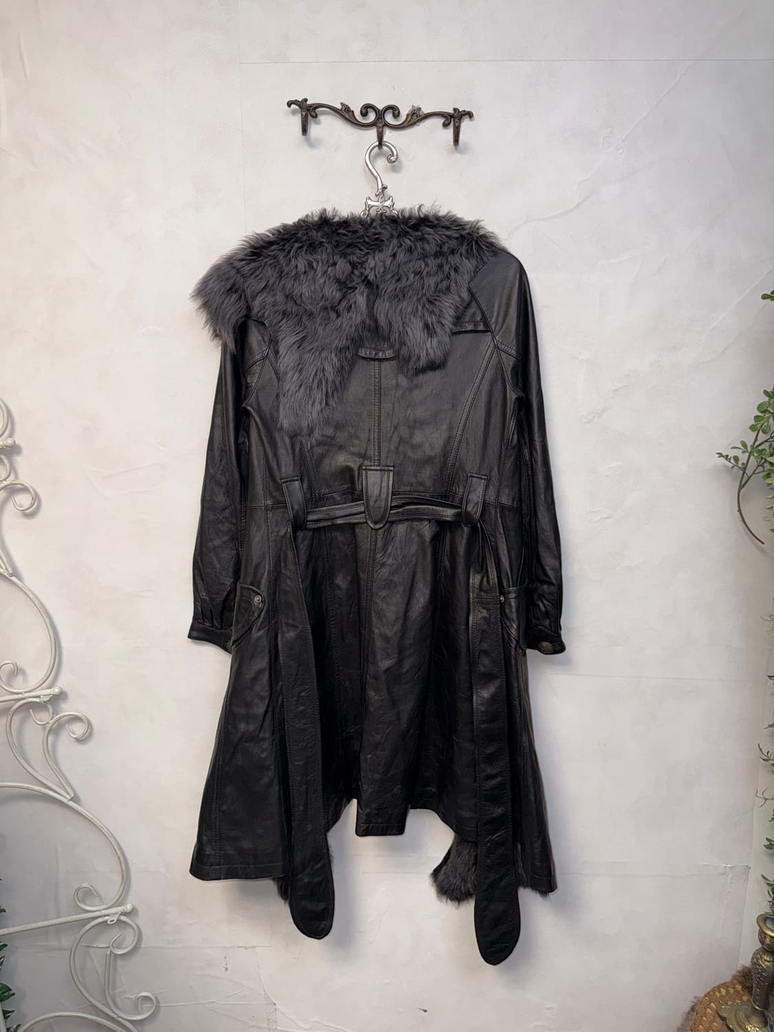 Black lamb skin lamb fur belted coat 상품이미지3