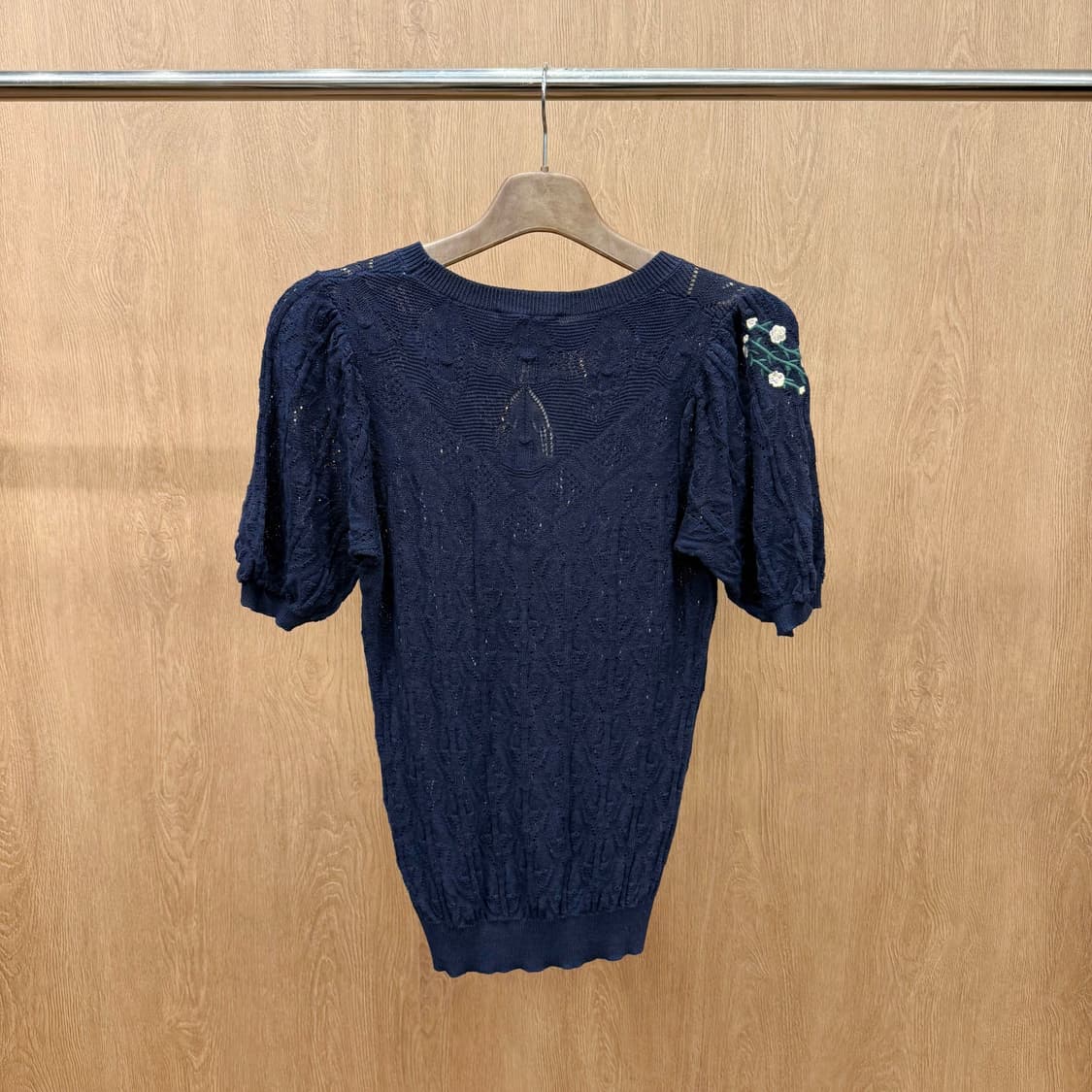 안나수이 퍼프 소매 반팔 니트 시스루 짜임 플라워 자수 디테일 네이비 상품이미지3