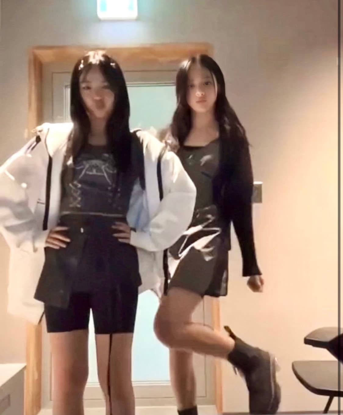 (뉴진스 하니 착용) 허그유어스킨 리본 코르셋 티셔츠 (베이비 블루) 상품이미지1