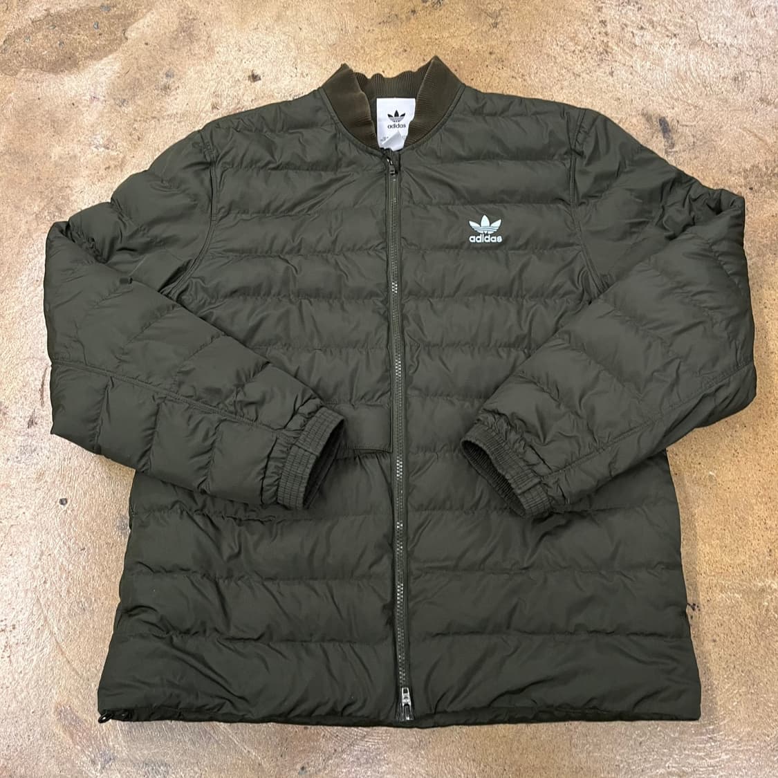 아디다스 카키 하늘 로고 경량 숏패딩  상품이미지2