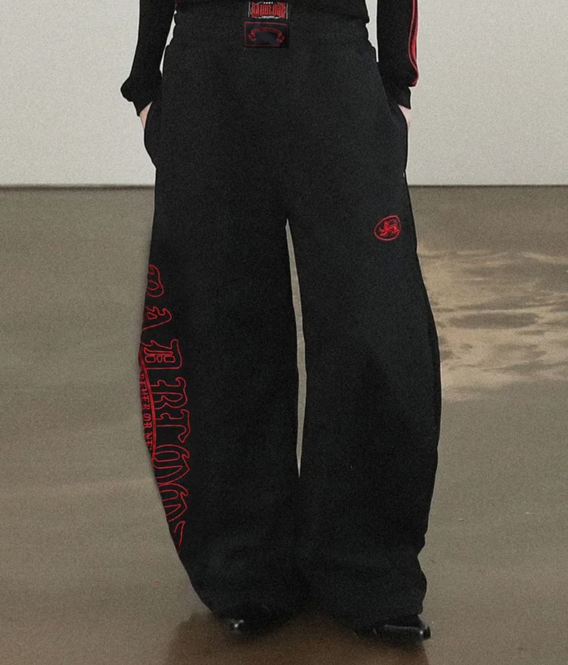 배드블러드 미스틱 캡슐 2way 커브드 조거 트라우져 블랙/레드 상품이미지1