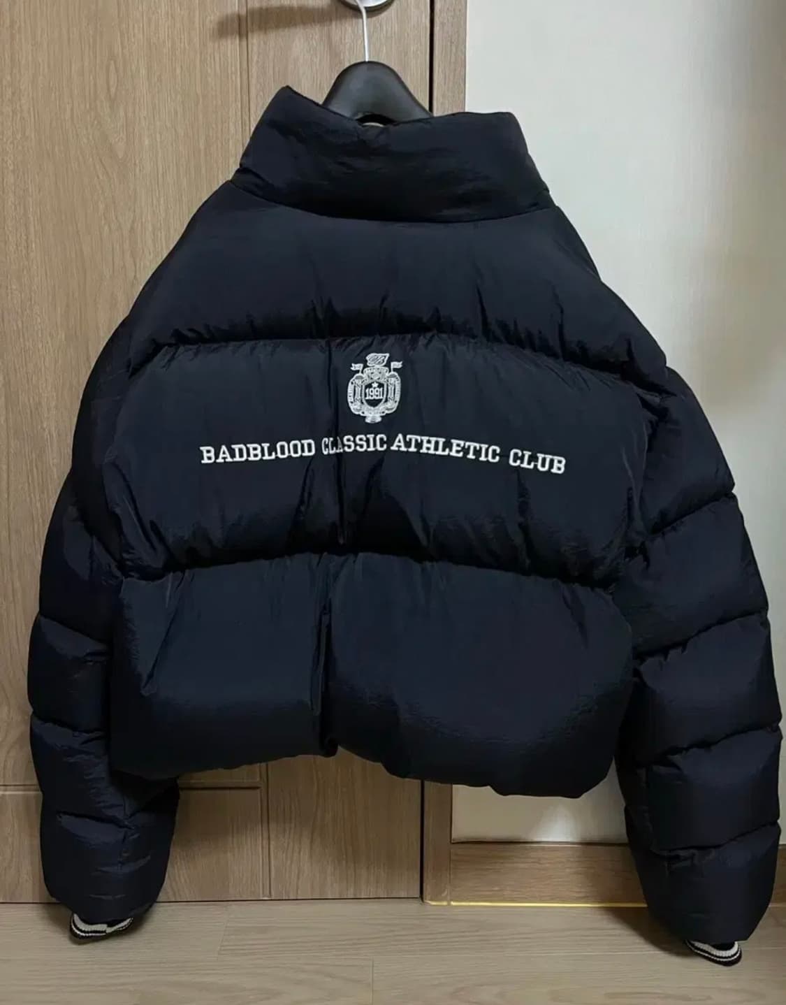 배드블러드 패딩 BCAC 엠블렘 크롭 다운 푸퍼 상품이미지2