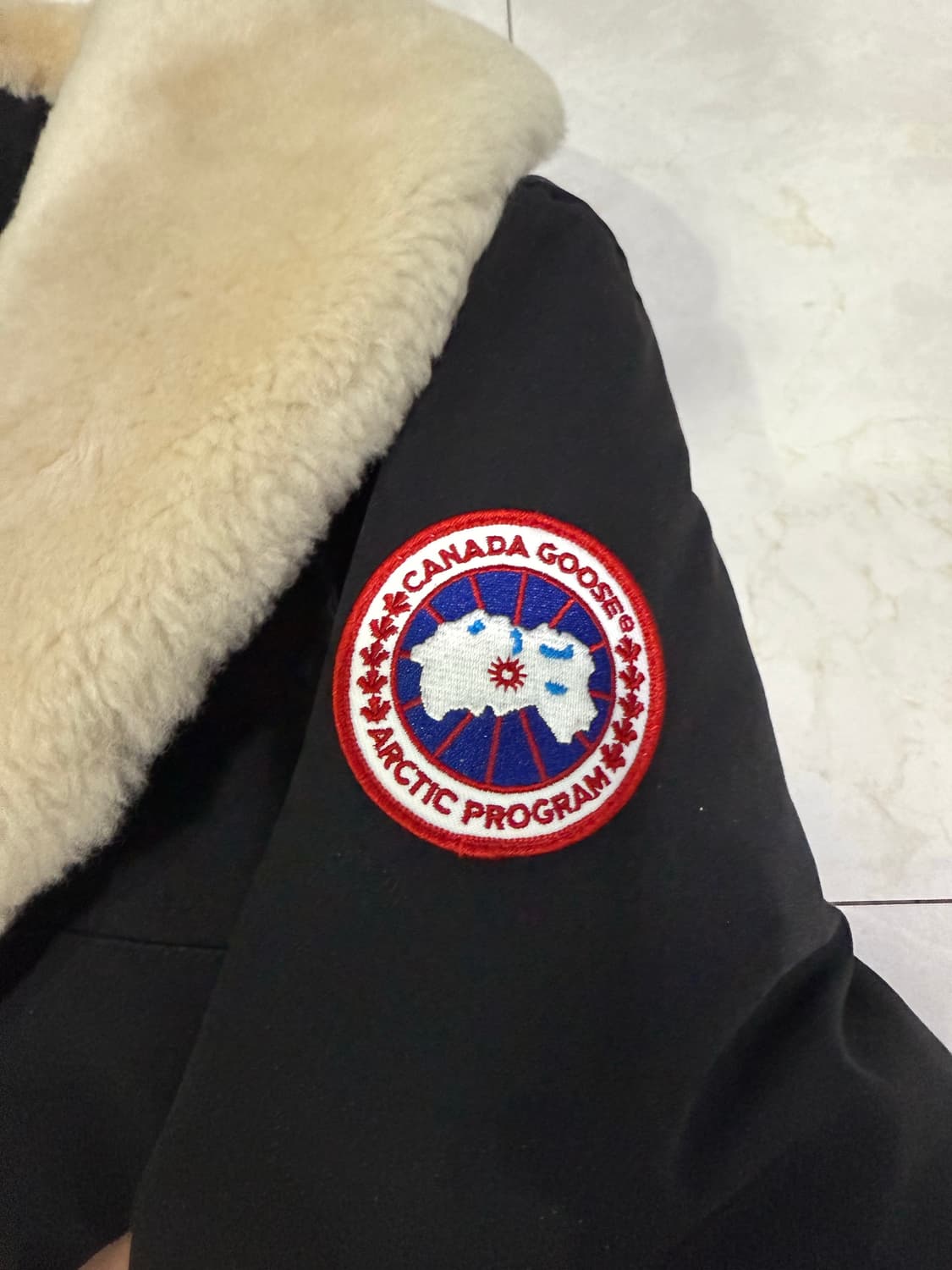 캐나다구스 매키너 블랙 패딩 상품이미지2