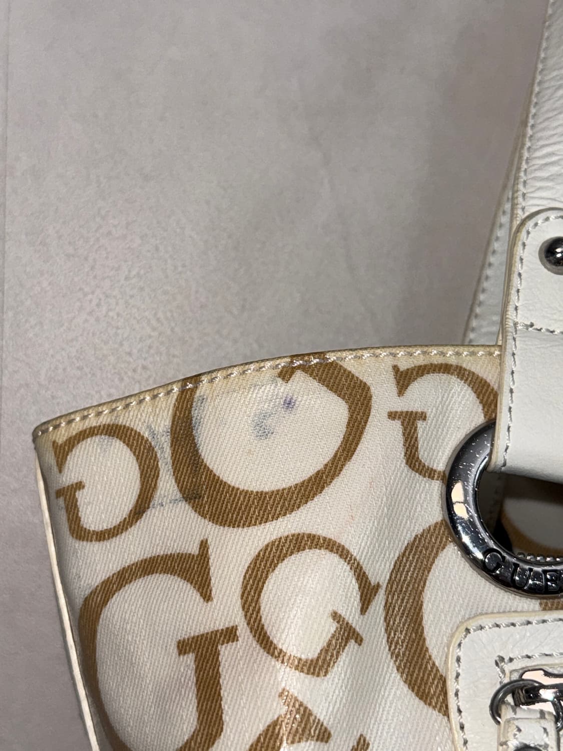 Guess ivory logo tote bag 상품이미지10