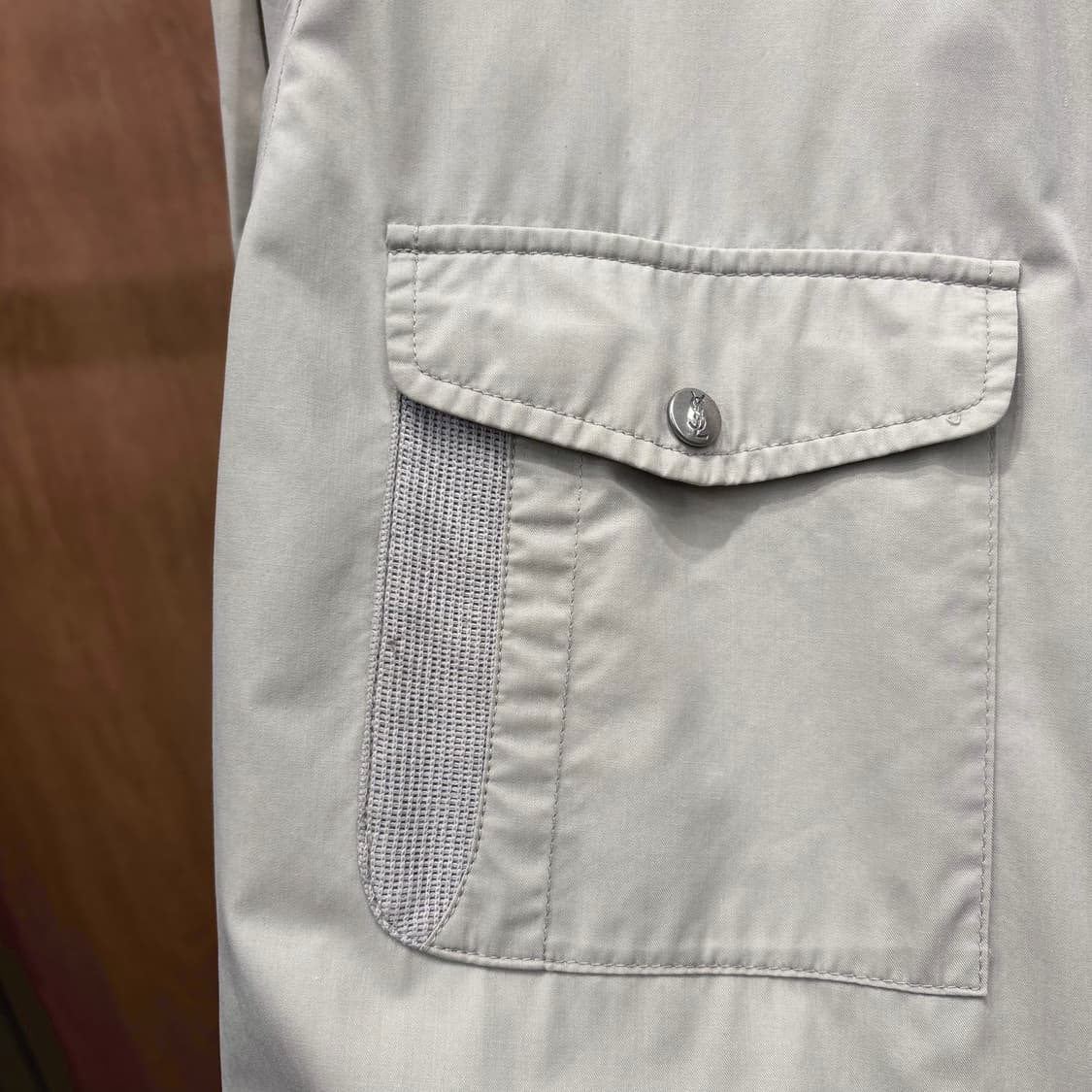 입생로랑 카라 자켓 플랩 포켓 로고 자수 디테일 레귤러핏 베이지 상품이미지7