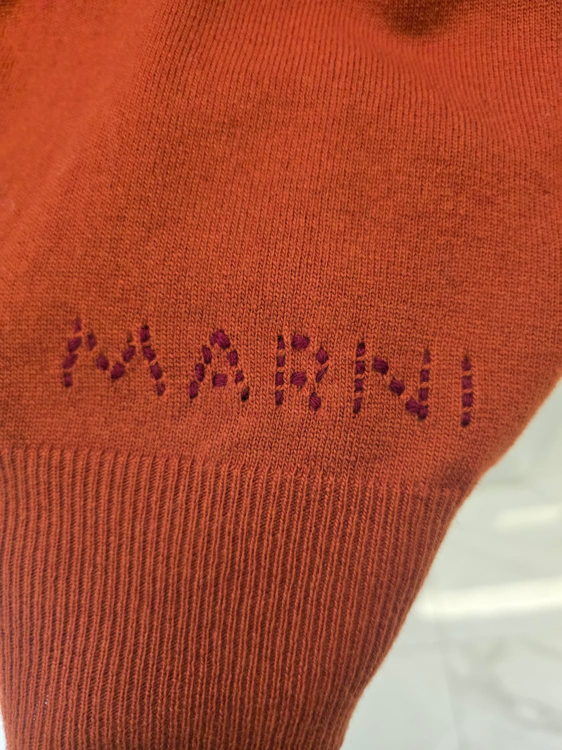 마르니 울 로고 브이넥 스웨터 상품이미지4