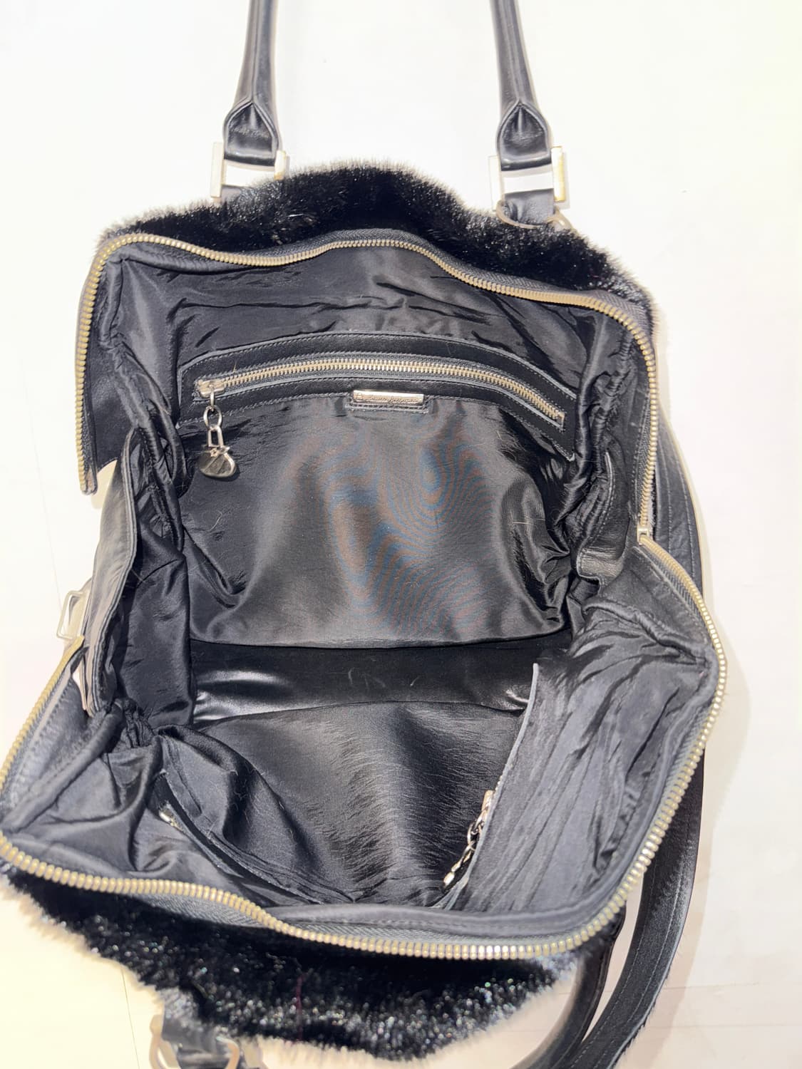 Black fur two ways buckled tote bag 상품이미지5