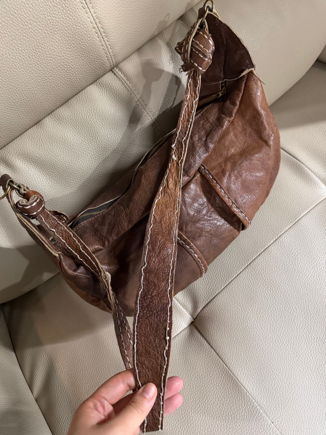 Distressed real leather crescent bag 상품이미지4
