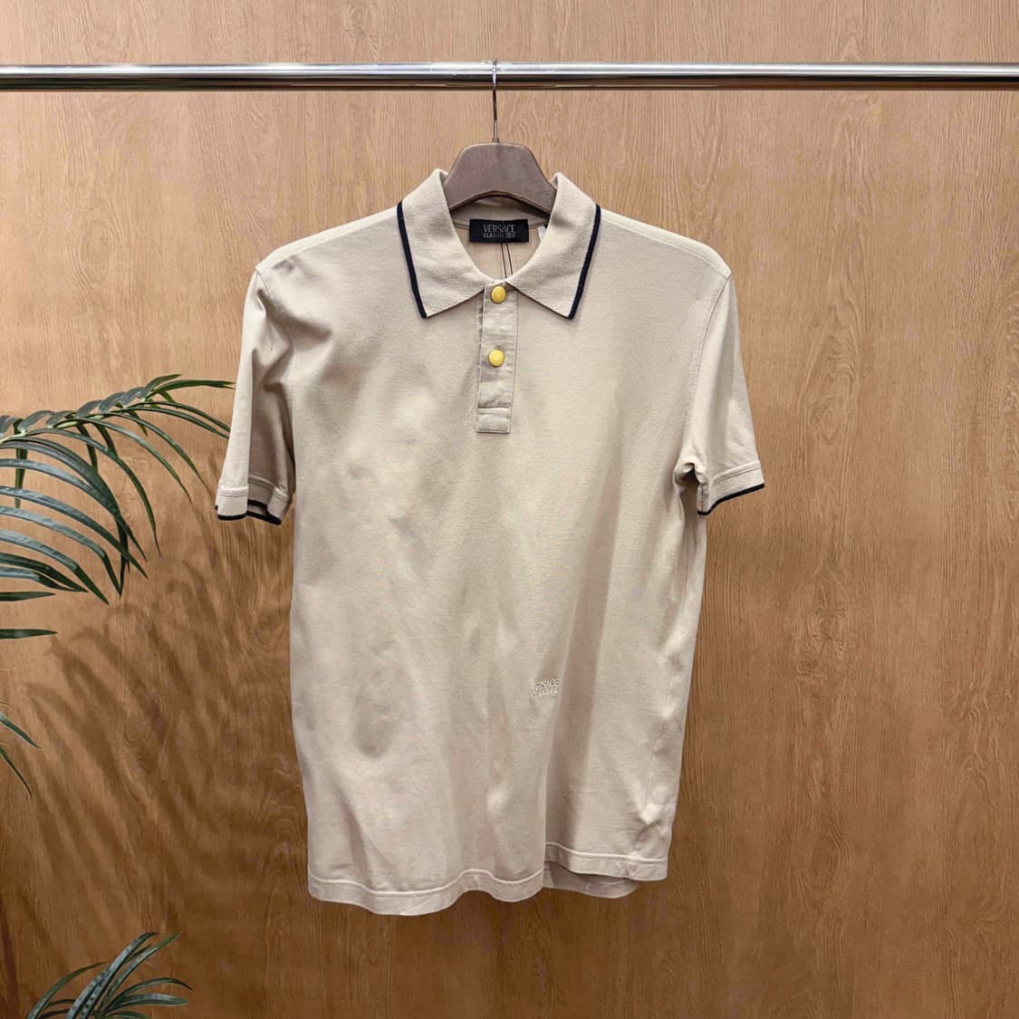 베르사체 클래식 V2 반팔 피케티 골드 버튼 디테일 배색 베이지 상품이미지1