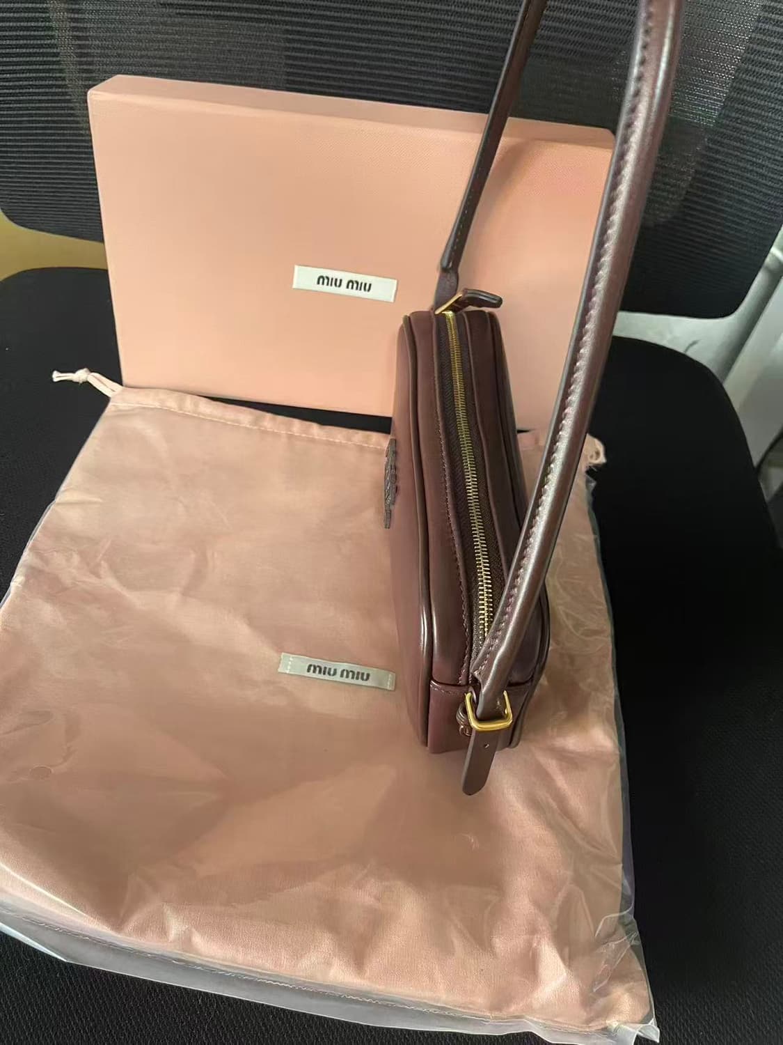 미우 미우 가죽 탑 핸들백 상품이미지5