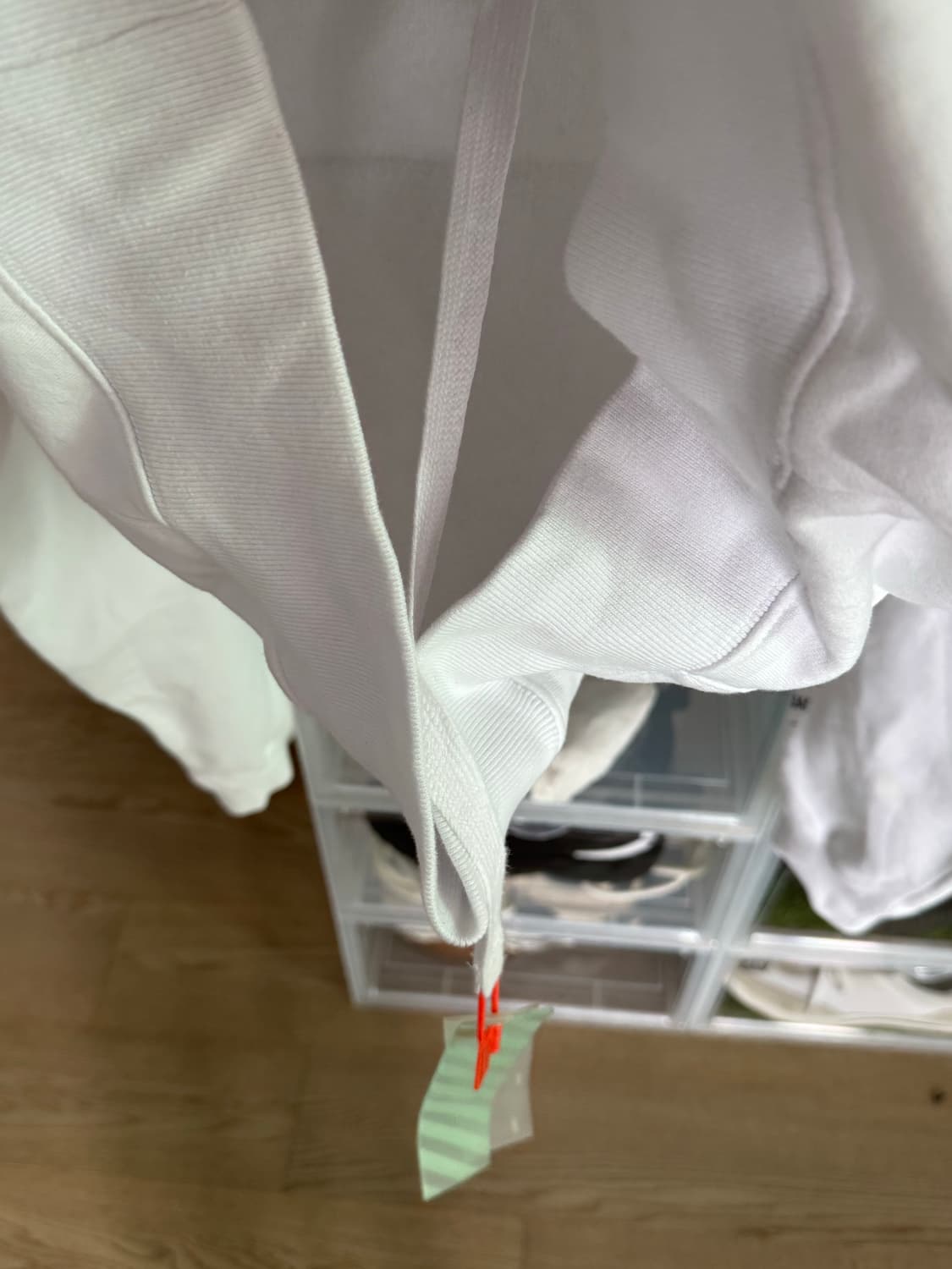 오프화이트 후드. 택제거 안함. L사이즈 실착 3회 미만 상품이미지8