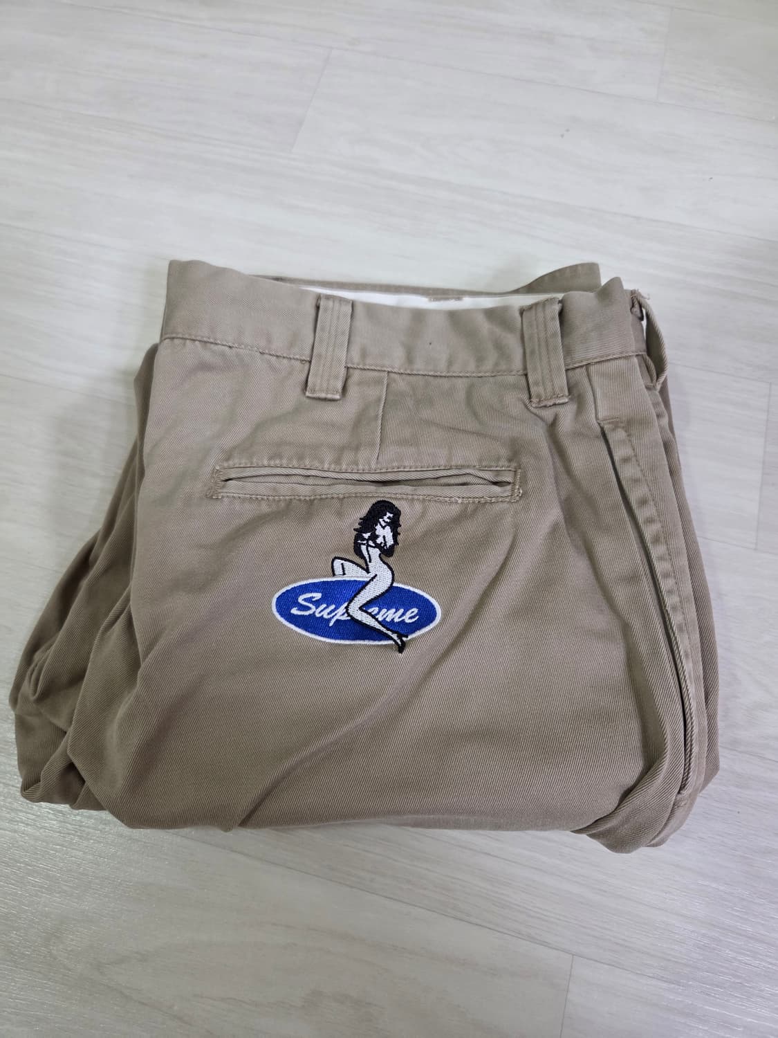 슈프림 핀업걸 치노 베이지 상품이미지1