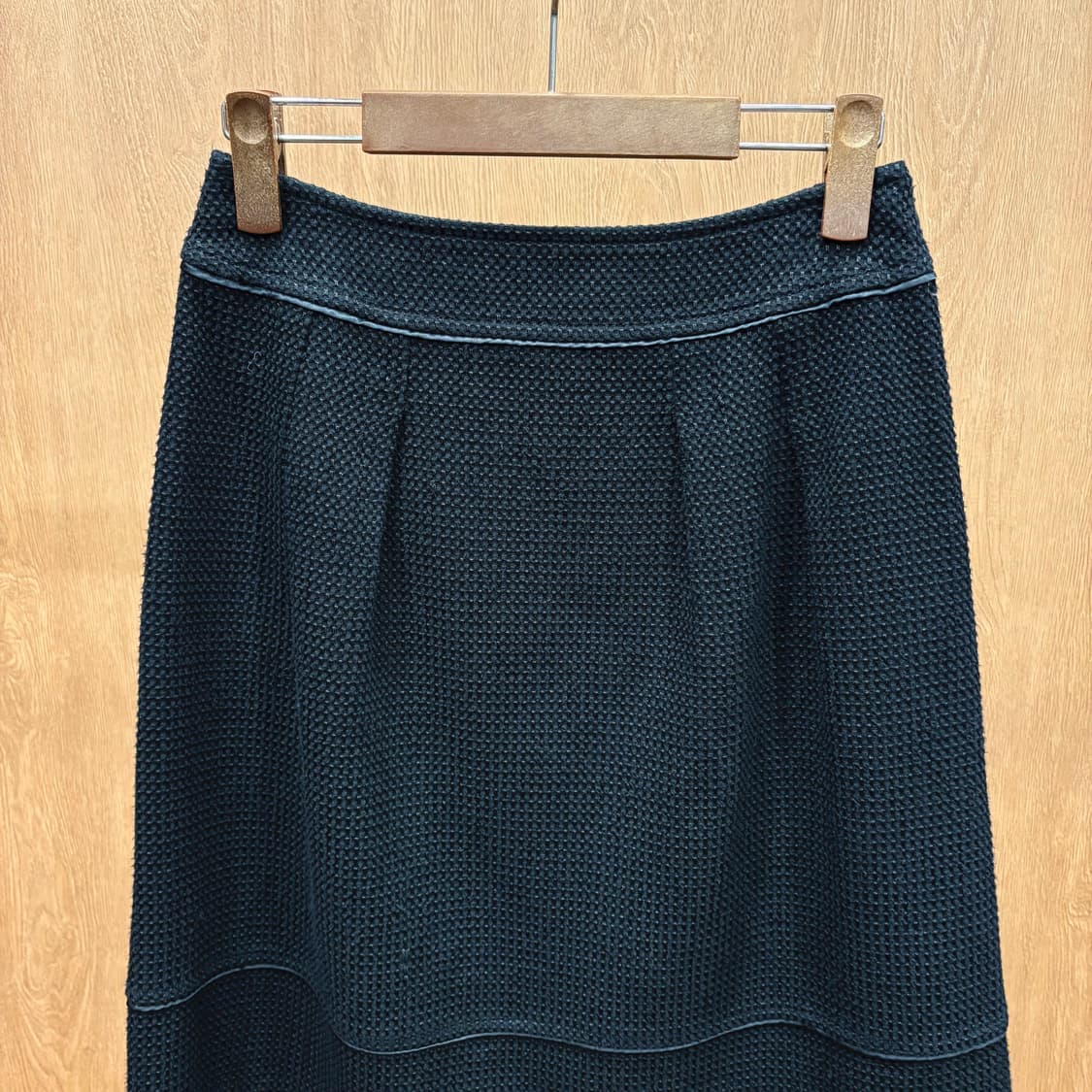 꾸레쥬 A라인 코튼 블렌드 미디 스커트 와플 텍스처 핀턱 디테일 블랙 상품이미지4