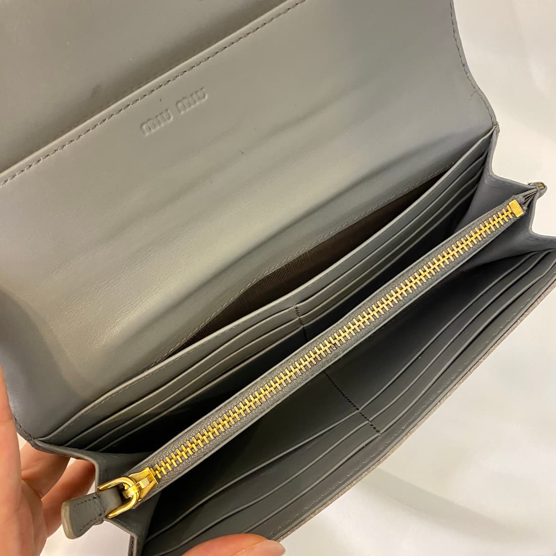 미우미우 엘리게이터 패턴 코팅 레더 장지갑 상품이미지9