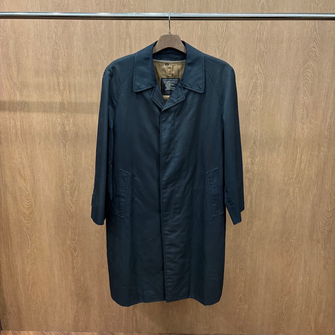 버버리 런던 싱글 롱 코트 노비 체크 배색 안감 디테일 레귤러핏 블랙 상품이미지2