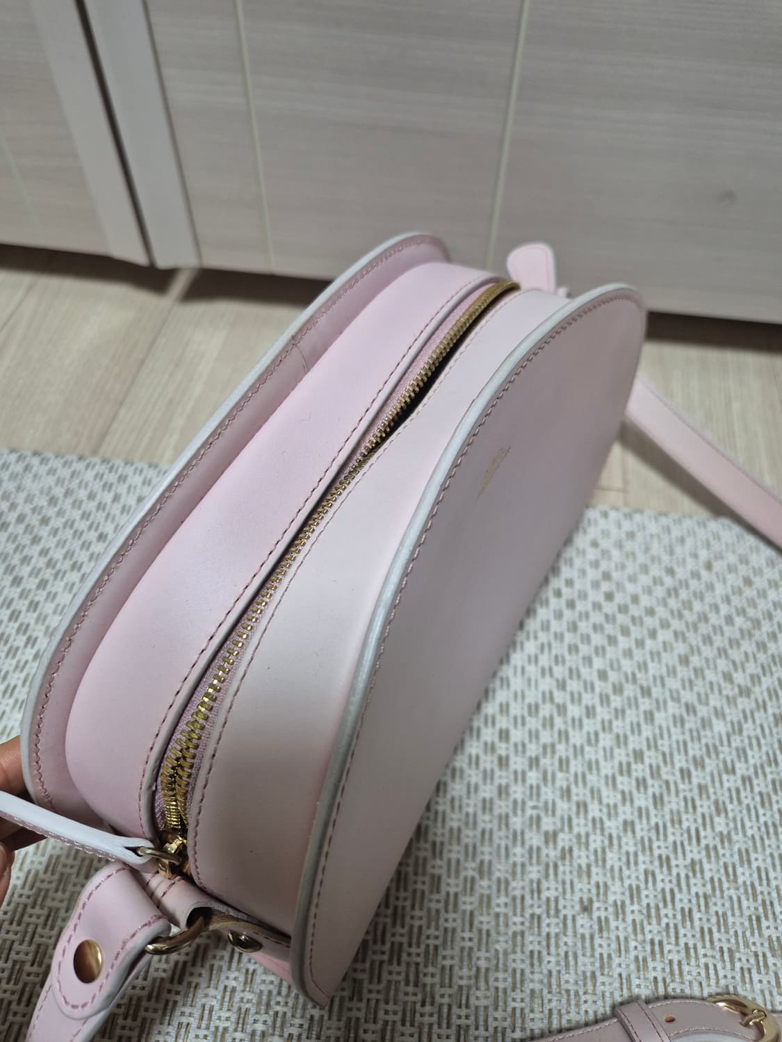 (정품) 아페쎄 A.P.C 하프문 크로스백 우유핑크 상품이미지7