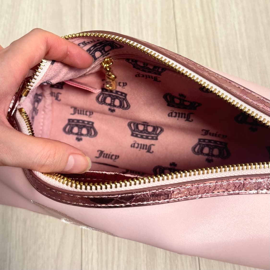 쥬시꾸뛰르 핑크 새틴 원통백 상품이미지4