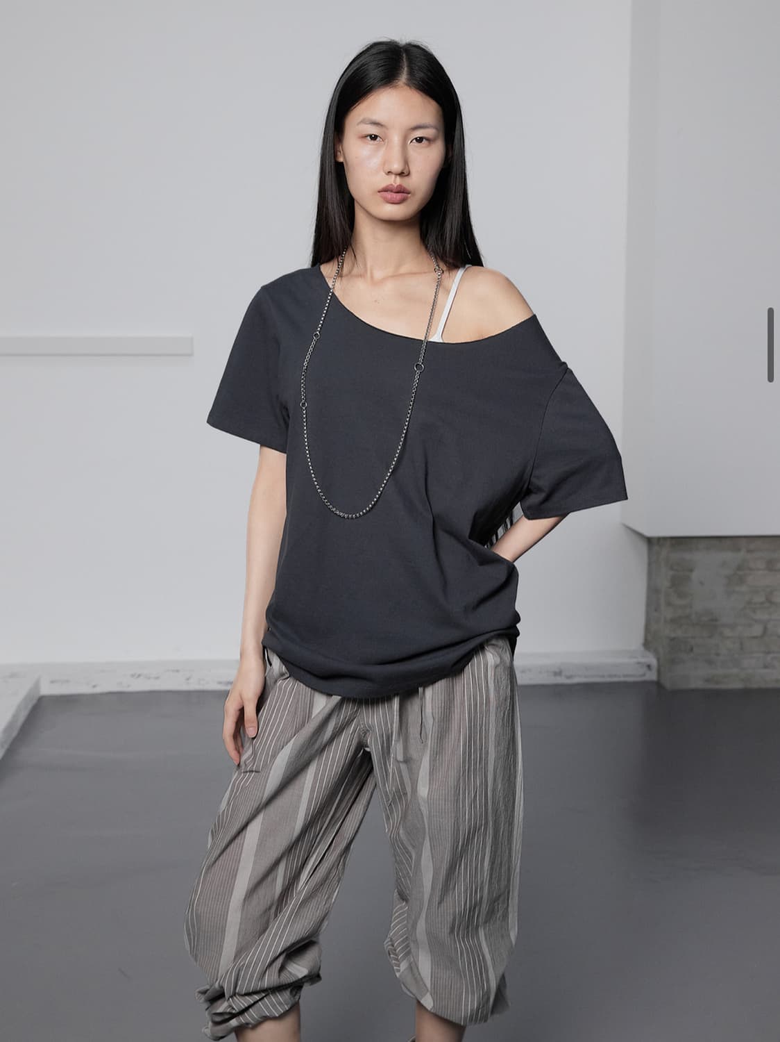 세릭 원숄더 루즈탑 Cerric ONE SHOULDER LOOSE TOP 상품이미지2