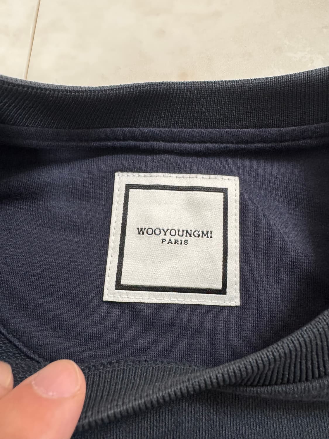 우영미 플라워 프린트 백로고 스웨트셔츠 네이비 - 22SS 46size 상품이미지4